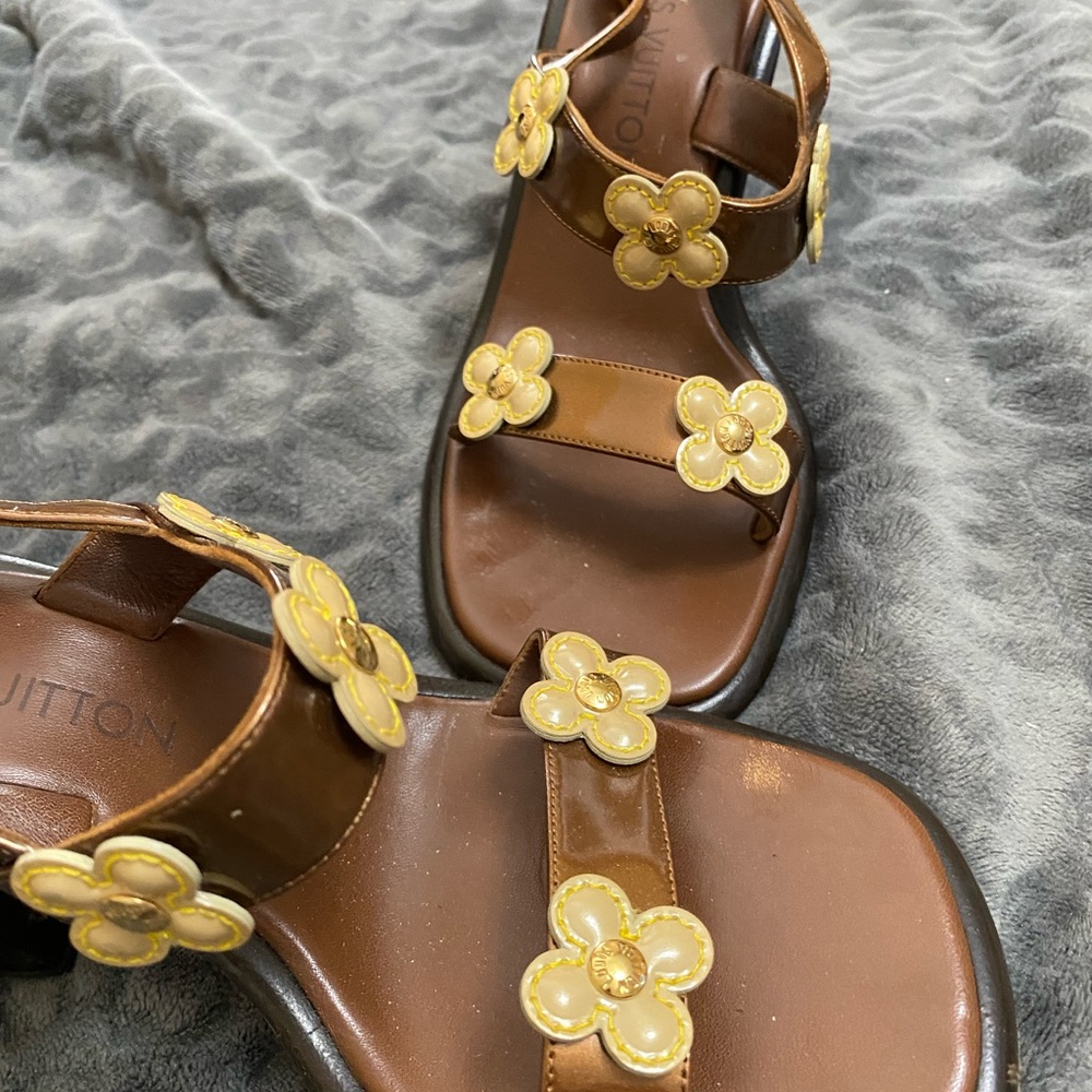 Authentic Louis Vuitton Vintage Veris pumps in the size of 7.